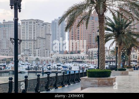 Doha, Qatar - 1er mai 2024 : The Pearl, une île artificielle près du prestigieux quartier de West Bay à Doha. Avec ses marinas bordées de yachts de style méditerranéen, R Banque D'Images