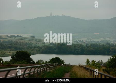 Allstedt, Allemagne. 01 juin 2024. Une légère brume dérive au-dessus du monument de Kyffhäuser tôt le matin. Le gravier de Roßla est visible au premier plan. De fortes pluies dispersées sont attendues au cours de la journée. Crédit : Matthias Bein/dpa/Alamy Live News Banque D'Images