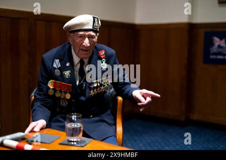 Alec Penstone, vétéran du jour J, 98 ans, de l'île de Wight, qui a servi dans la Royal Navy à bord du HMS Campania, photographié lors d'une interview avec PA Media au Union Jack Club de Londres. M. Penstone, récipiendaire de la Légion d'honneur, qui a effectué sa première visite au Mémorial de la Normandie britannique l'année dernière, se rendra à nouveau en France avec l'aide du Spirit of Normandy Trust pour participer aux commémorations du 80e anniversaire. Date de la photo : vendredi 26 avril 2024. Banque D'Images