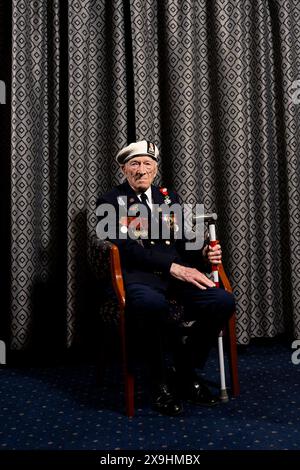 Alec Penstone, vétéran du jour J, 98 ans, de l'île de Wight, qui a servi dans la Royal Navy à bord du HMS Campania, photographié lors d'une interview avec PA Media au Union Jack Club de Londres. M. Penstone, récipiendaire de la Légion d'honneur, qui a effectué sa première visite au Mémorial de la Normandie britannique l'année dernière, se rendra à nouveau en France avec l'aide du Spirit of Normandy Trust pour participer aux commémorations du 80e anniversaire. Date de la photo : vendredi 26 avril 2024. Banque D'Images