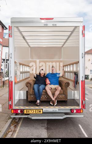 UTILISATION ÉDITORIALE SEUL Un canapé appartenant aux vainqueurs de la compétition, Sarah carter et Mark Slaughter, est chargé sur un camion de déménagement devant leur domicile à Portsmouth, avant la finale de l'UEFA Champions League ce soir, par Walkers dans le cadre de la compétition « No Walkers, No Game ». Date d'émission : samedi 1er juin 2024. Banque D'Images