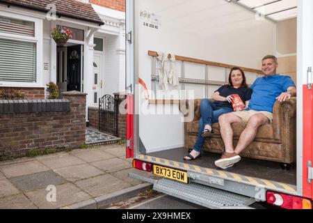 UTILISATION ÉDITORIALE SEUL Un canapé appartenant aux vainqueurs de la compétition, Sarah carter et Mark Slaughter, est chargé sur un camion de déménagement devant leur domicile à Portsmouth, avant la finale de l'UEFA Champions League ce soir, par Walkers dans le cadre de la compétition « No Walkers, No Game ». Date d'émission : samedi 1er juin 2024. Banque D'Images