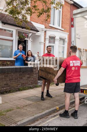 UTILISATION ÉDITORIALE SEUL Un canapé appartenant aux vainqueurs de la compétition, Sarah carter et Mark Slaughter, est chargé sur un camion de déménagement devant leur domicile à Portsmouth, avant la finale de l'UEFA Champions League ce soir, par Walkers dans le cadre de la compétition « No Walkers, No Game ». Date d'émission : samedi 1er juin 2024. Banque D'Images