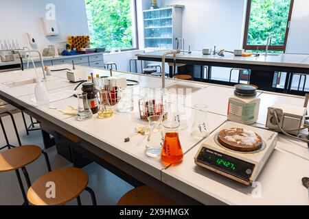 L'équipement d'un laboratoire de chimie est affiché sur une table dans un laboratoire. Banque D'Images