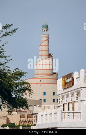 Doha, Qatar - 1er mai 2024 : Fanar, Qatar Islamic Cultural Centre, Spiral Mosque à Doha Banque D'Images