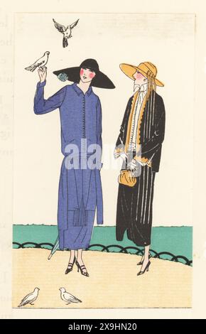 Flappers français dans des tenues de Jean Patou jouant avec des colombes dans le parc. Femme en chapeau à large bord et robe d'après-midi en crêpe Antinea et Ida. Femme en costume de crêpe noire du Maroc, bordée d'or. Lithographie pochoir (pochoir) colorée à la main d'après une illustration de Miss Colette, Miss J. Dory, Miss Mariotton de Art, goutte, Beaute, publié par le magazine de mode AGB, Lyon, 1922. Banque D'Images