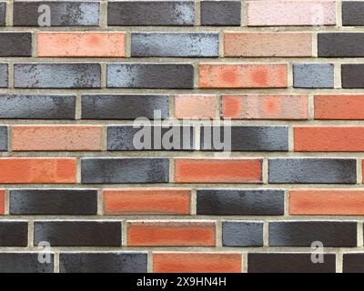 mur de briques avec différentes nuances de briques rouges et noires Banque D'Images