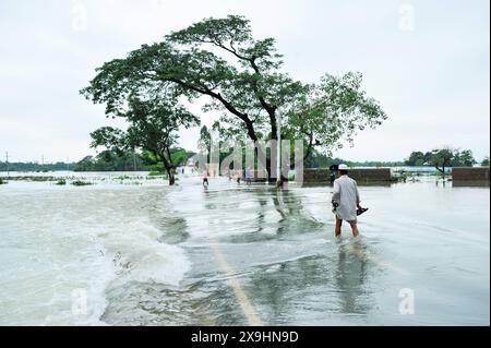 Le cyclone Remal frappe les Sylhet qui luttent pour traverser la route principale inondée de Lafnaut, dans la région de Goanghat upazila, en raison des fortes pluies après que le cyclone Remal a frappé le Bangladesh. Le 30 mai 2024 à Sylhet, Bangladesh. Sylhet Sylhet Bangladesh Copyright : xMdxRafayatxHaquexKhanxxEyepixxGrx Banque D'Images