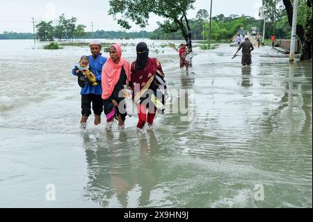 Le cyclone Remal frappe les Sylhet qui luttent pour traverser la route principale inondée de Lafnaut, dans la région de Goanghat upazila, en raison des fortes pluies après que le cyclone Remal a frappé le Bangladesh. Le 30 mai 2024 à Sylhet, Bangladesh. Sylhet Sylhet Bangladesh Copyright : xMdxRafayatxHaquexKhanxxEyepixxGrx Banque D'Images