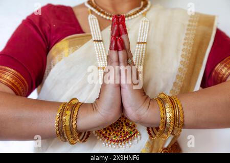 Bharatanatyam danse classique indienne mudra (pose) démontrée par une danseuse classique indienne. Banque D'Images