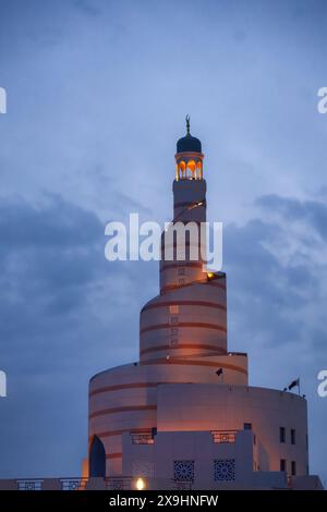 Fanar, Qatar Islamic Cultural Centre, Spiral Mosque à Doha, construit comme une réplique de la Grande Mosquée d'Al-Mutawwakil à Samarra, Irak Banque D'Images