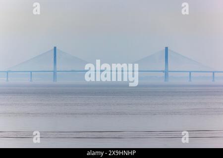 Pont Severn à travers le murk par une journée calme Banque D'Images