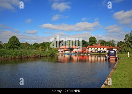 Une vue de la rivière Bure sur les Norfolk Broads à l'approche de la maison publique Rising Sun à Coltishall, Norfolk, Angleterre, Royaume-Uni. Banque D'Images