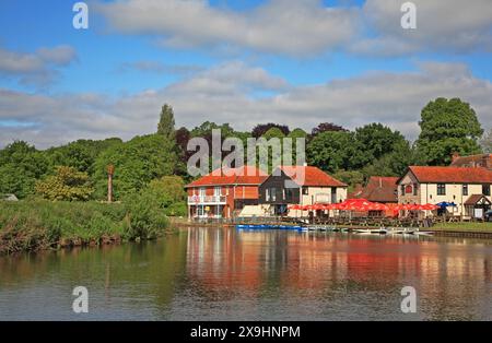 Une vue de la rivière Bure sur les Norfolk Broads à l'approche de la maison publique Rising Sun à Coltishall, Norfolk, Angleterre, Royaume-Uni. Banque D'Images