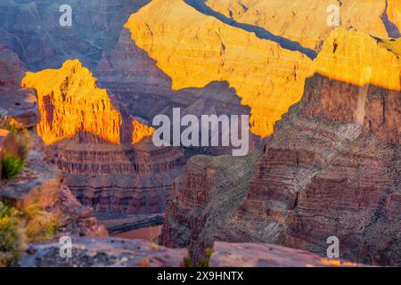 Les couches de roche stratifiées du Grand Canyon et ses imposants murs capturés au coucher du soleil. Banque D'Images