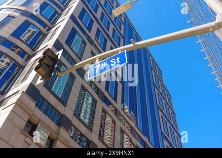 Vue vers le haut du panneau «7th St» sur un feu de circulation contre la toile de fond d'un bâtiment à Los Angeles. Banque D'Images