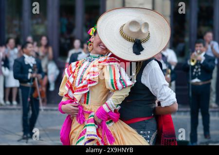 Danseurs du Mexique interprétant la danse traditionnelle dans les rues Banque D'Images