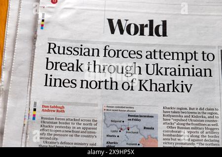 "Les forces russes tentent de percer les lignes ukrainiennes au nord de Kharkiv" le journal Guardian titre Russie Ukraine article de guerre mai 2024 Londres Royaume-Uni Banque D'Images