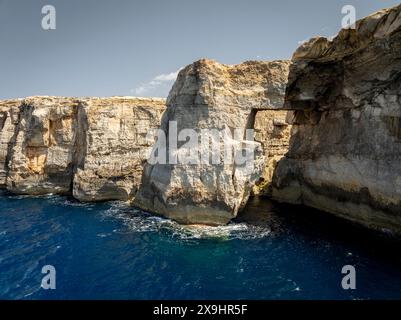 La fenêtre Wied il-Mielaħ est une arche calcaire naturelle sur la côte nord-ouest de Gozo. L'arche est située à l'extrémité de la vallée salée. Banque D'Images