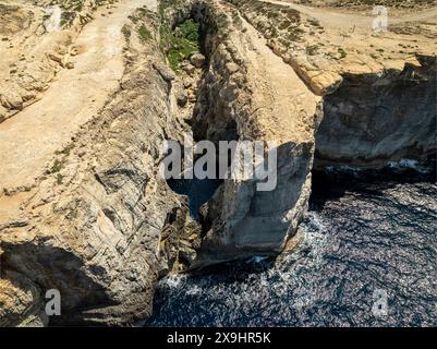 La fenêtre Wied il-Mielaħ est une arche calcaire naturelle sur la côte nord-ouest de Gozo. L'arche est située à l'extrémité de la vallée salée. Banque D'Images