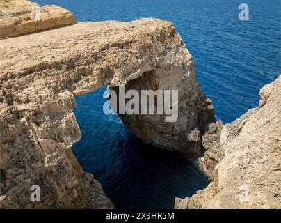 La fenêtre Wied il-Mielaħ est une arche calcaire naturelle sur la côte nord-ouest de Gozo. L'arche est située à l'extrémité de la vallée salée. Banque D'Images