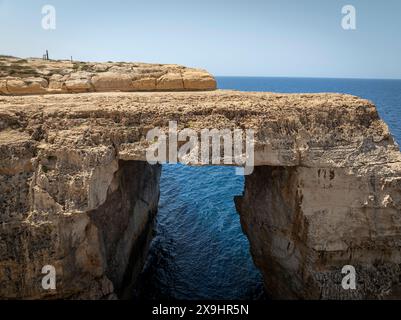 La fenêtre Wied il-Mielaħ est une arche calcaire naturelle sur la côte nord-ouest de Gozo. L'arche est située à l'extrémité de la vallée salée. Banque D'Images