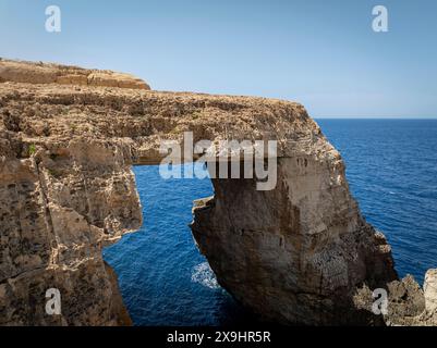 La fenêtre Wied il-Mielaħ est une arche calcaire naturelle sur la côte nord-ouest de Gozo. L'arche est située à l'extrémité de la vallée salée. Banque D'Images