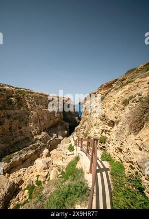 La fenêtre Wied il-Mielaħ est une arche calcaire naturelle sur la côte nord-ouest de Gozo. L'arche est située à l'extrémité de la vallée salée. Banque D'Images