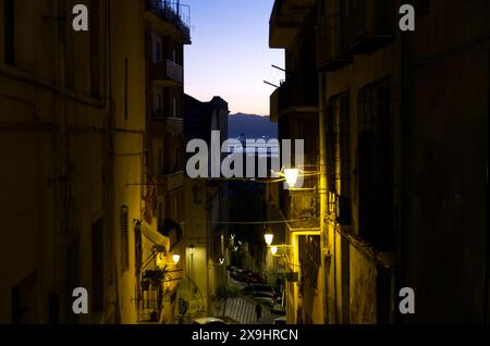 Photo de nuit des ruelles de Cagliari et en arrière-plan le golfe au coucher du soleil Banque D'Images