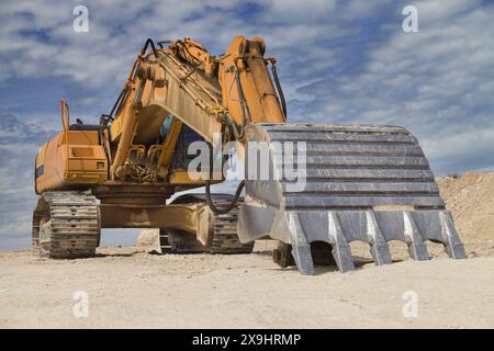 Grande pelle hydraulique sur un site de terrassement à Albesa, en Espagne. Banque D'Images