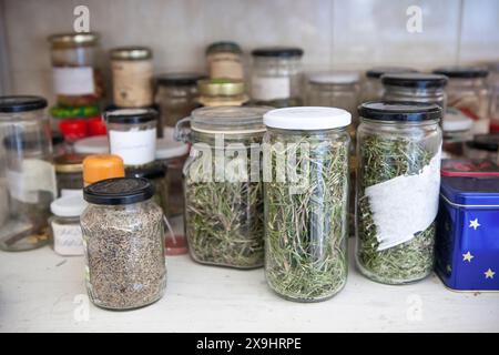 Placard plein de pots en verre avec des remèdes maison naturels. Fermeture Banque D'Images