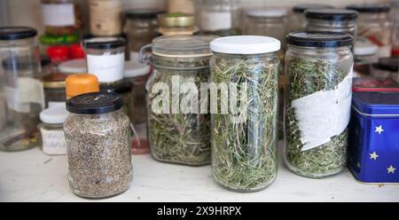 Placard plein de pots en verre avec des remèdes maison naturels. Fermeture Banque D'Images