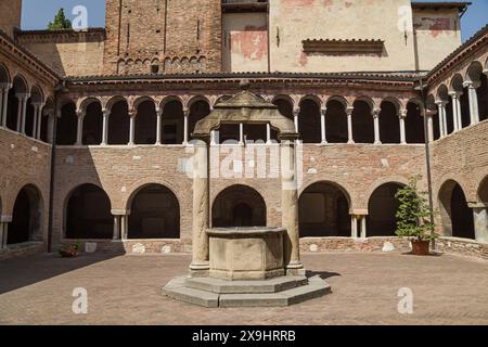 Cloître de la basilique Santo Stefano à Bologne, Emilie-Romagne, Italie. Banque D'Images