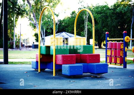 équipement de jeux pour enfants rouge, jaune, bleu et vert dans un parc public Banque D'Images