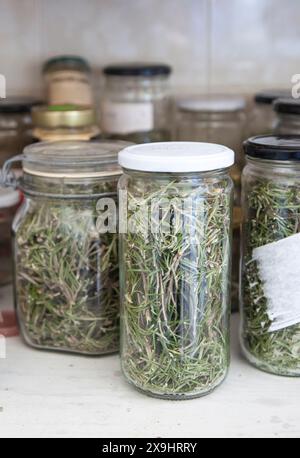 Placard plein de pots en verre avec des remèdes maison naturels. Fermeture Banque D'Images