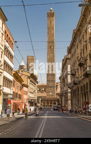 Bologne, Italie - 16 août 2021 : Tour Garisenda de via Rizzoli, Bologne, Emilie-Romagne, Italie. Banque D'Images