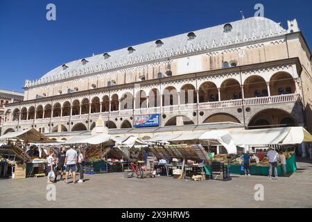 Padoue, Italie - 17 août 2021 : marché Piazza delle Erbe et Palazzo della Ragione, Padoue, Italie. Banque D'Images