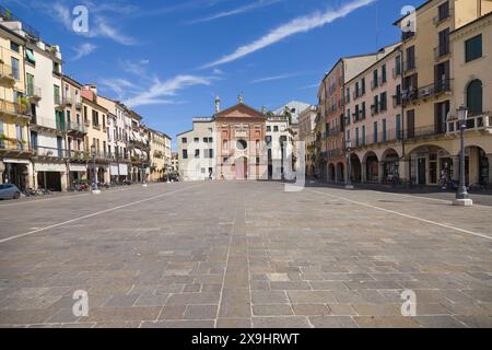 Padoue, Italie - 17 août 2021 : vue de la Piazza dei Signori vers l'église de San Clemente, Padoue, Italie. Banque D'Images