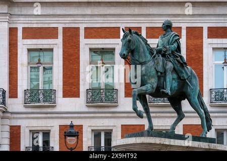 Madrid, Espagne. 11 février 2024 - Statue équestre Carlos III sur la place Puerta Del sol à Madrid, Espagne Banque D'Images