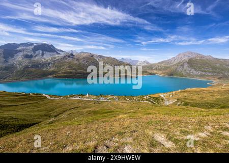 Vue sur le lac du Mont-Cenis près de la colline du Mont-Cenis entre le Val di Susa italien et la vallée de la Maurienne française, France Banque D'Images