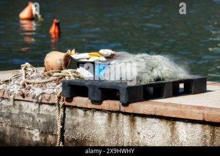 Filets de pêche et cordes sur la jetée, vue sur la mer, gros plan Banque D'Images