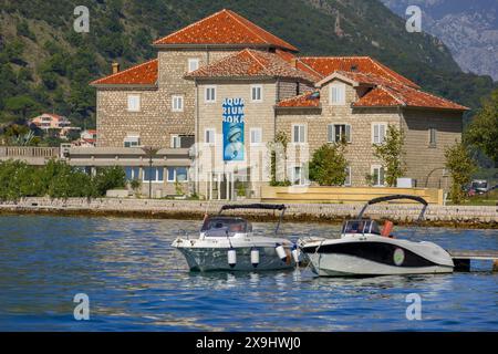 Kotor, Monténégro - 20 septembre 2023 : Construction de l'Institut de biologie marine à Dobrota Banque D'Images