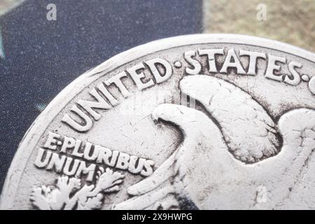 Détail avec l'inscription E Pluribus Unum (parmi beaucoup, un) sur une ancienne pièce d'un demi-dollar Banque D'Images