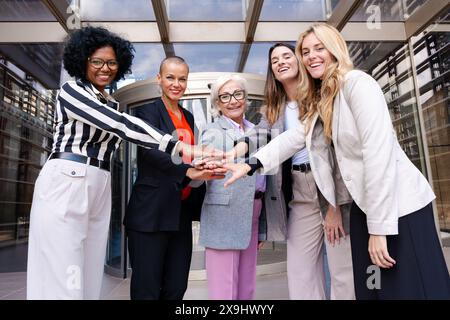 Gros plan de diverses femmes d'affaires serrant les mains à l'extérieur. Banque D'Images
