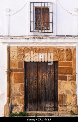 Relief végétal sur la façade d'une maison seigneuriale, Alanís, Sierra Morena, Sierra Norte de Sevilla, province de Séville, Andalousie. Banque D'Images