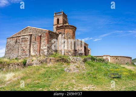 Château d'Almonaster, sur les vestiges d'une basilique wisigothique du 6ème siècle. Banque D'Images