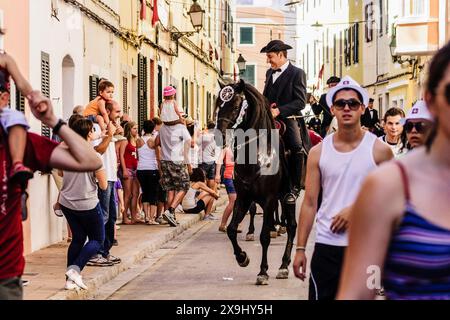 Chevaux dansants, Caragol de Santa Clara, festival de Sant Joan. Ciutadella. Minorque, Îles Baléares, Espagne. Banque D'Images