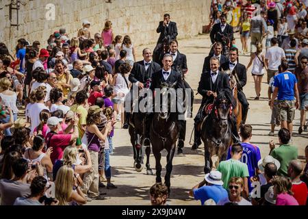 Jeux PLA, galoping cavaliers, festival Sant Joan. Ciutadella. Minorque, Îles Baléares, Espagne. Banque D'Images