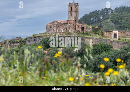 Château d'Almonaster, sur les vestiges d'une basilique wisigothique du 6ème siècle. Banque D'Images