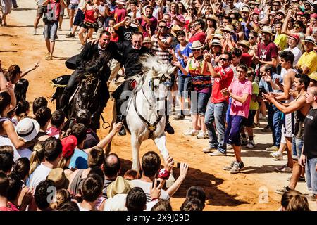 Jeux PLA, galoping cavaliers, festival Sant Joan. Ciutadella. Minorque, Îles Baléares, Espagne. Banque D'Images